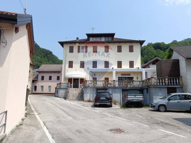 negozio in vendita ad Alpago in zona Farra d'Alpago
