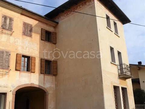 casa indipendente in vendita ad Alpago in zona Villa
