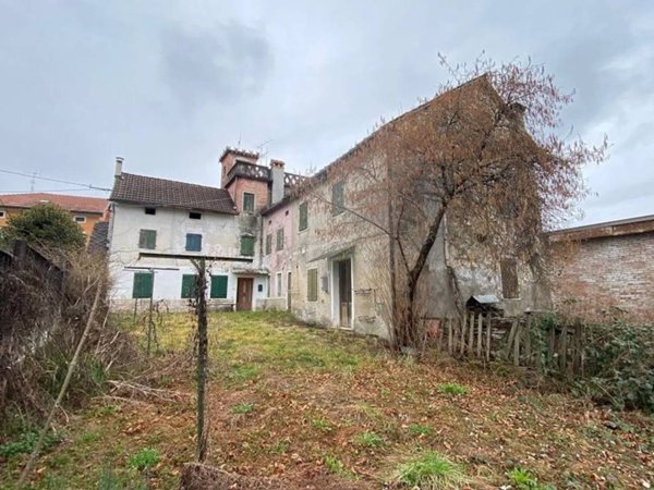 casa indipendente in vendita ad Alpago in zona Villa