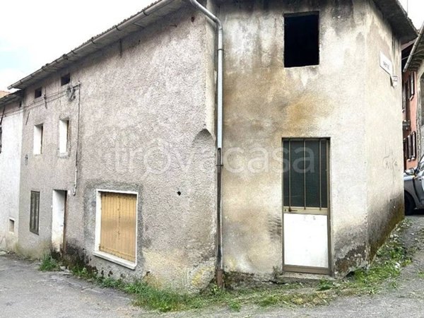 casa indipendente in vendita ad Alpago in zona Villa