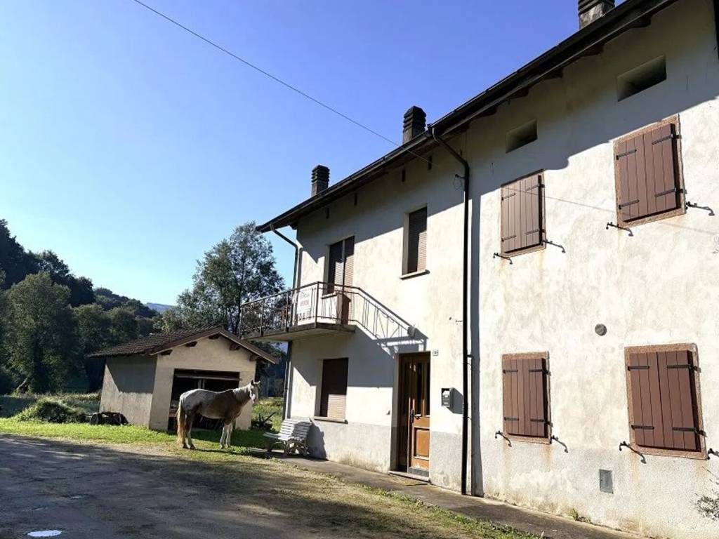 casa indipendente in vendita ad Alpago in zona Paludi