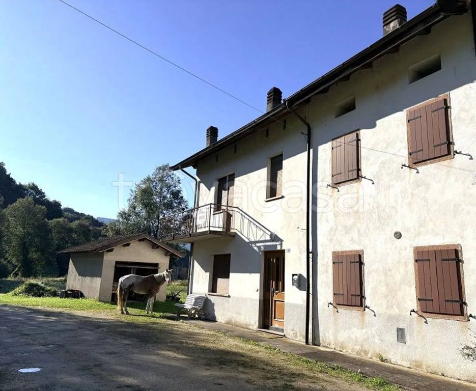 casa indipendente in vendita ad Alpago in zona Villa