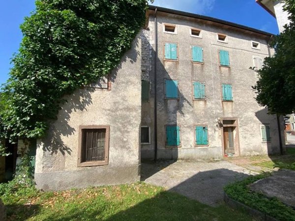 casa indipendente in vendita ad Alpago in zona Villa