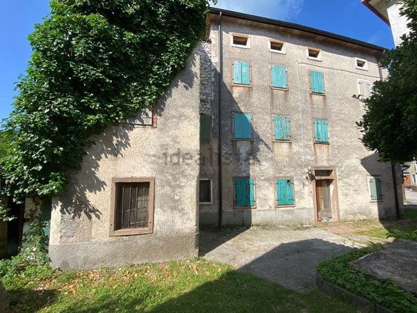casa indipendente in vendita ad Alpago in zona Villa