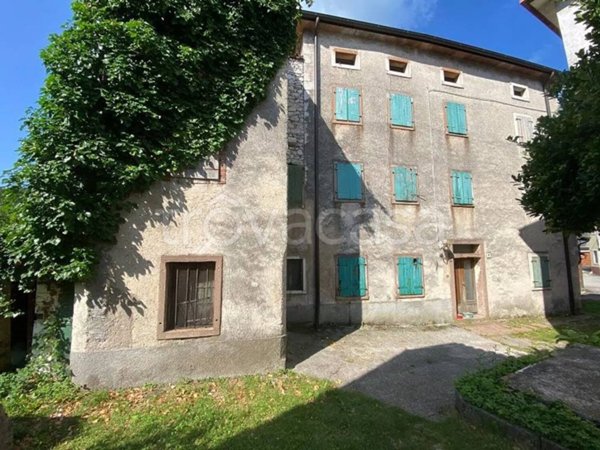 casa indipendente in vendita ad Alpago in zona Villa