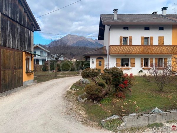 casa indipendente in vendita ad Alpago in zona Villa