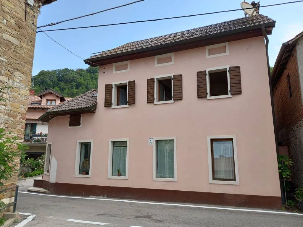 casa indipendente in vendita ad Alpago in zona Farra d'Alpago