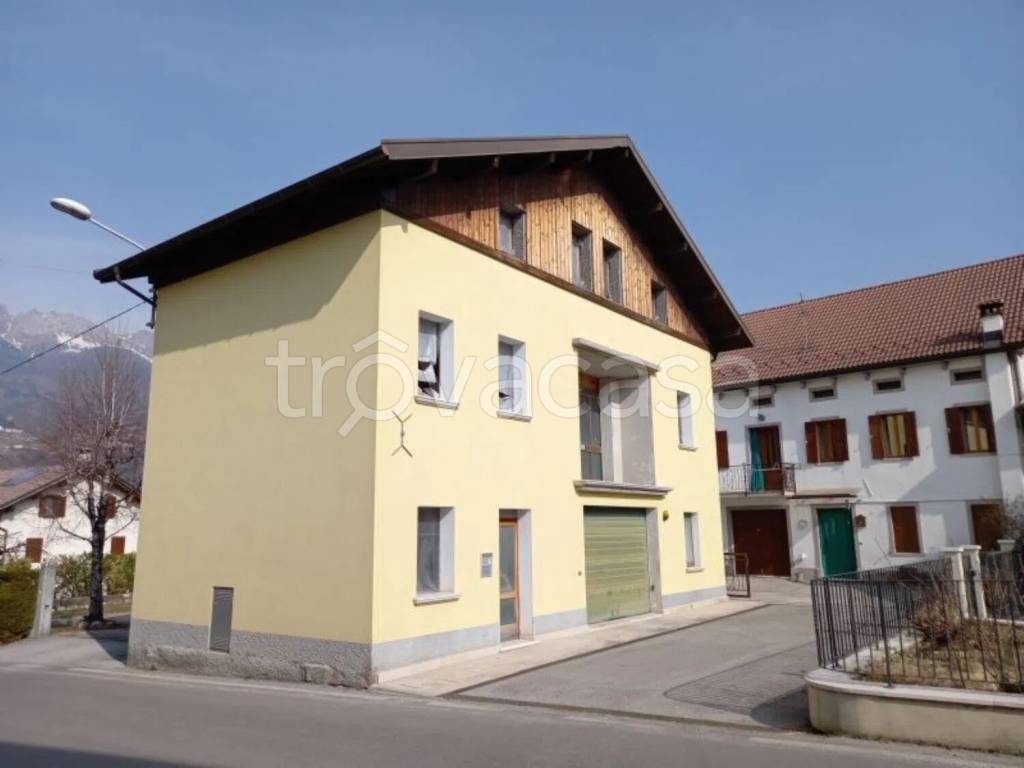 casa indipendente in vendita ad Alpago in zona Villa
