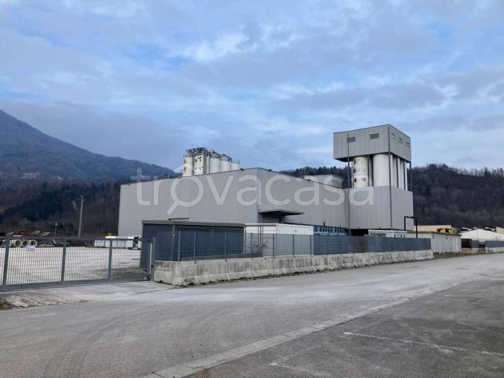 locale commerciale in vendita ad Alpago in zona Paludi