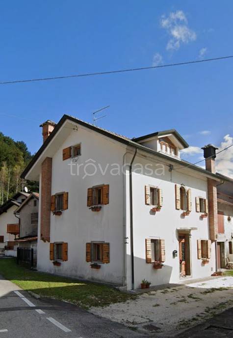 casa indipendente in vendita ad Alpago in zona Villa