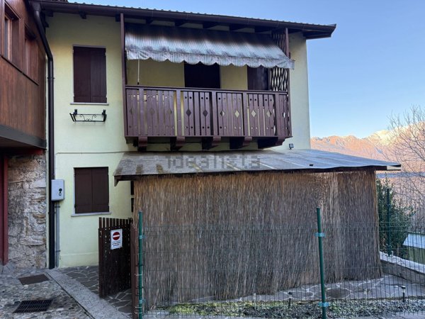 casa indipendente in vendita ad Alpago in zona Santa Croce