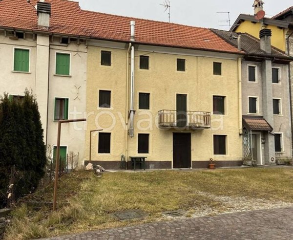 casa indipendente in vendita ad Alpago in zona Villa