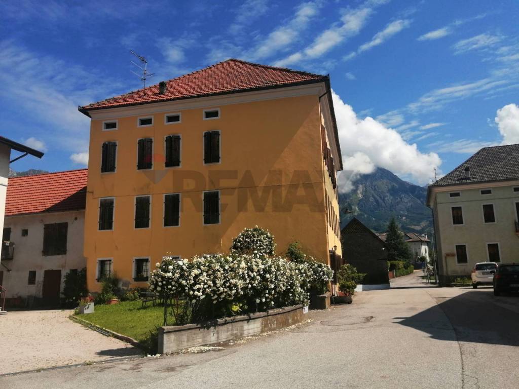 casa indipendente in vendita ad Alpago in zona Garna