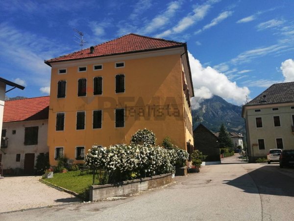 casa indipendente in vendita ad Alpago in zona Garna