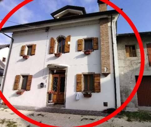 casa indipendente in vendita ad Alpago in zona Bastia