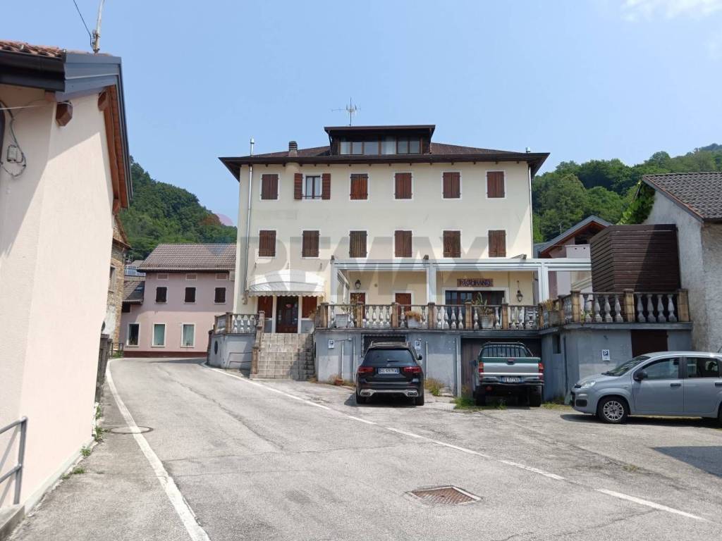 negozio in vendita ad Alpago in zona Farra d'Alpago