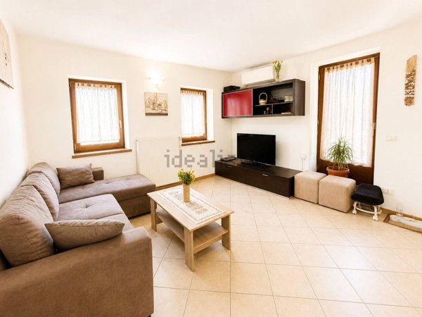 casa indipendente in vendita ad Alpago in zona Bastia