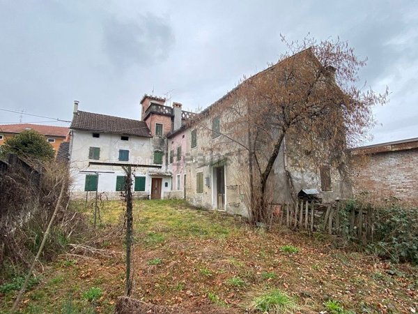 casa indipendente in vendita ad Alpago in zona Garna