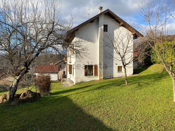 casa indipendente in vendita ad Alpago in zona Cornei