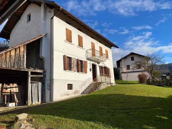 casa indipendente in vendita ad Alpago in zona Villa