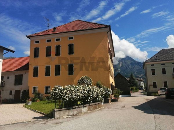 casa indipendente in vendita ad Alpago in zona Garna