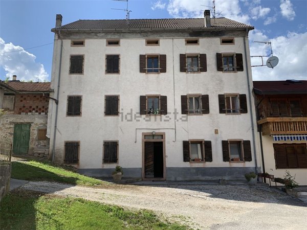 casa indipendente in vendita ad Alpago in zona Valzella