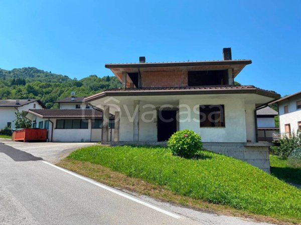 casa indipendente in vendita ad Alpago in zona Cornei