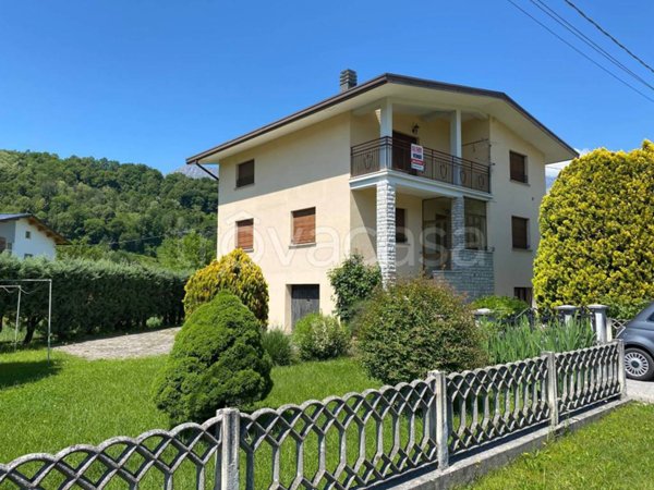 casa indipendente in vendita ad Alpago in zona Villa