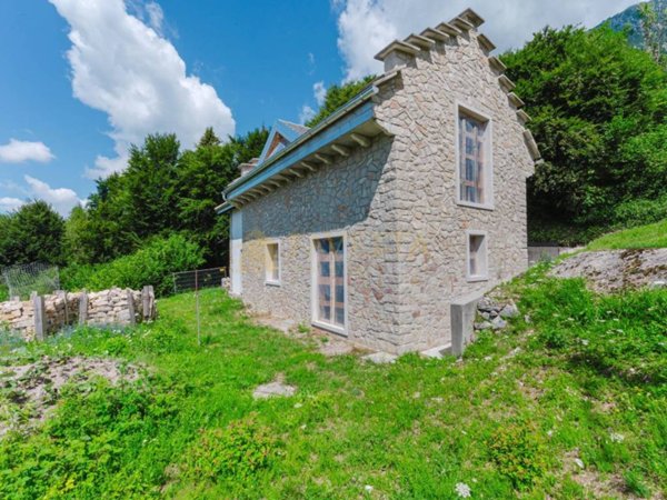 casa indipendente in vendita ad Alpago in zona Villa