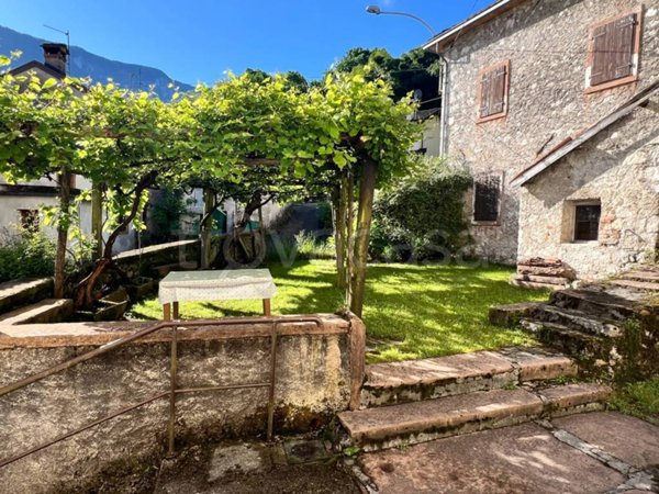 casa indipendente in vendita ad Alpago in zona Santa Croce