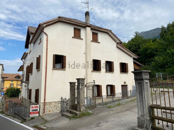 casa indipendente in vendita ad Alpago in zona Pieve d'Alpago