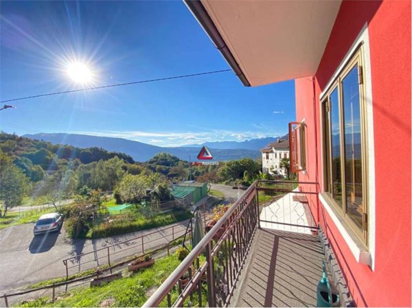 casa indipendente in vendita ad Alpago in zona Villa