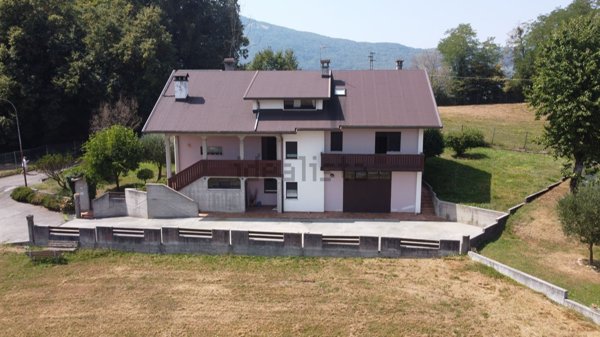 casa indipendente in vendita ad Alpago in zona Sitran