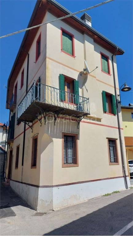casa indipendente in vendita ad Alpago in zona Garna