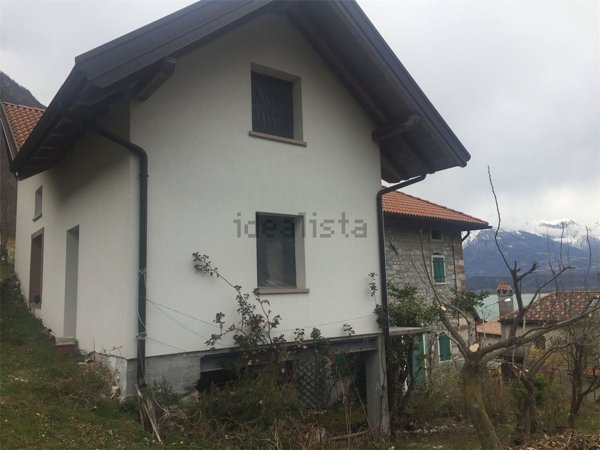 casa indipendente in vendita ad Alpago in zona Santa Croce