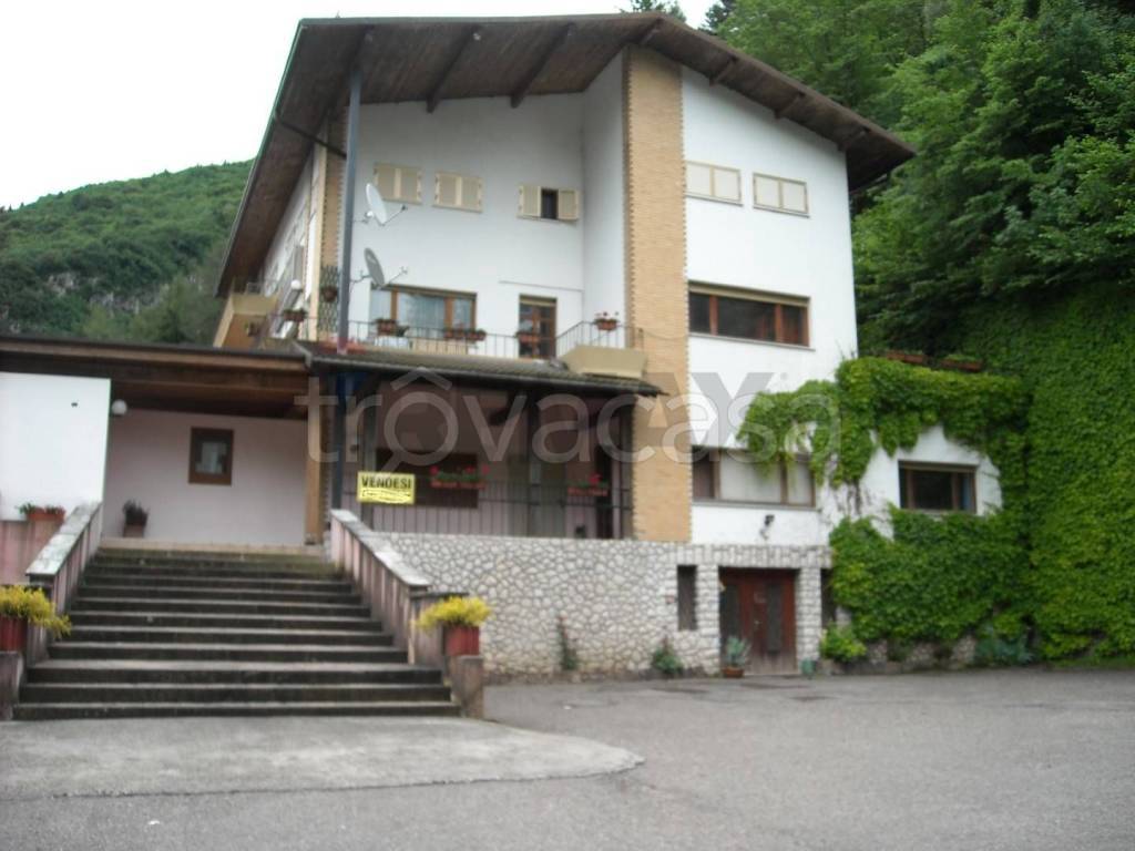 loft in vendita ad Alpago in zona Lastra