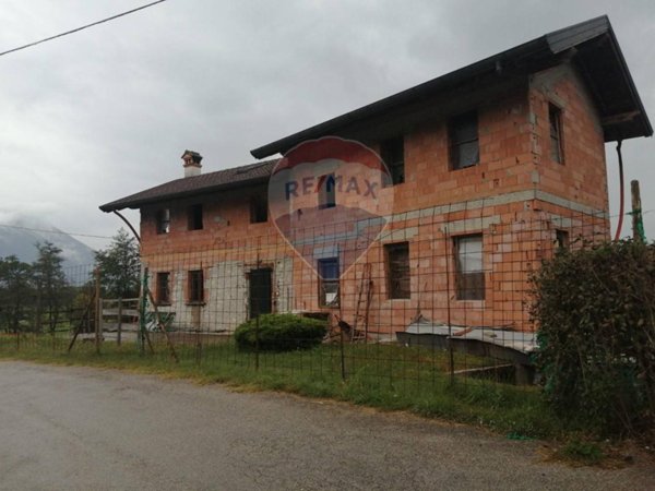 casa indipendente in vendita a Borgo Valbelluna in zona Lentiai