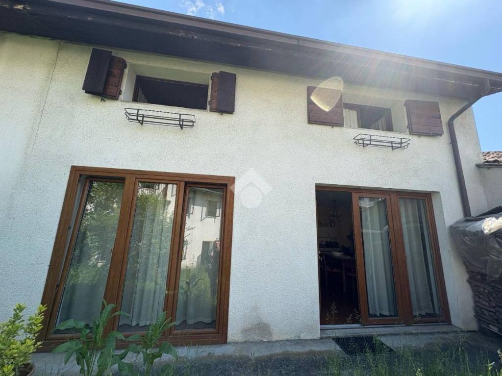 casa indipendente in vendita a Borgo Valbelluna in zona Lentiai