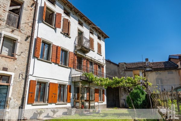casa indipendente in vendita a Borgo Valbelluna in zona Villa di Villa