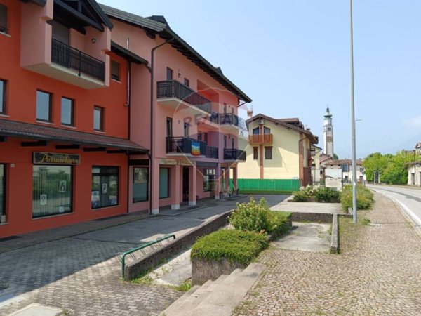 locale commerciale in vendita a Borgo Valbelluna in zona Mel