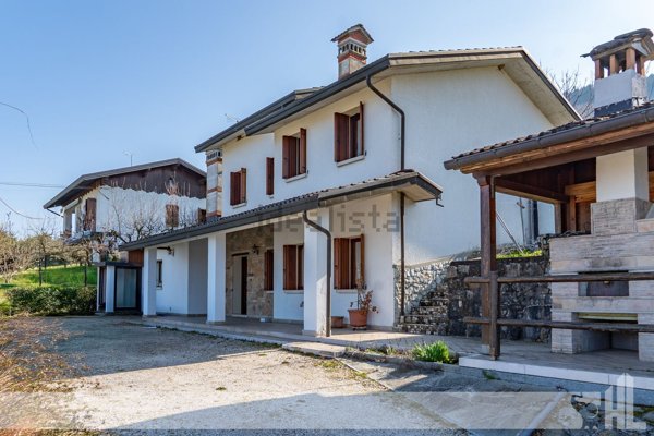 casa indipendente in vendita a Borgo Valbelluna in zona Stabie