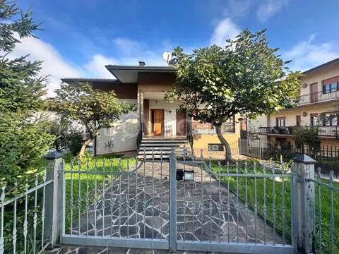 casa indipendente in vendita a Borgo Valbelluna in zona Lentiai