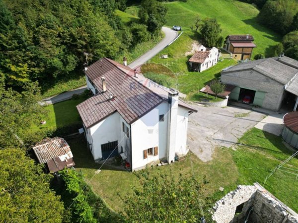 casa indipendente in vendita a Borgo Valbelluna in zona Stabie