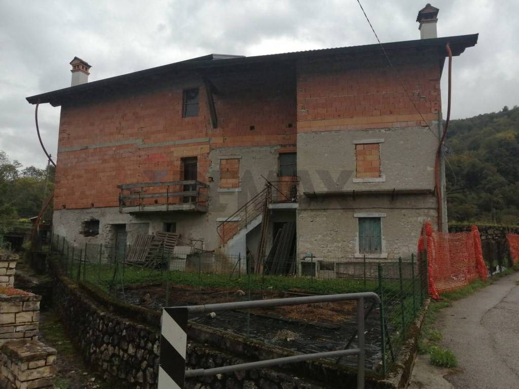 casa indipendente in vendita a Borgo Valbelluna in zona Mel