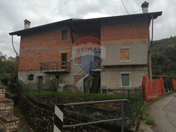 casa indipendente in vendita a Borgo Valbelluna in zona Lentiai