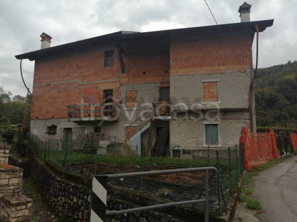 casa indipendente in vendita a Borgo Valbelluna in zona Lentiai