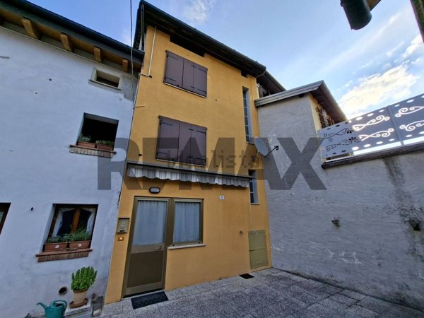 casa indipendente in vendita a Borgo Valbelluna in zona Villa di Villa