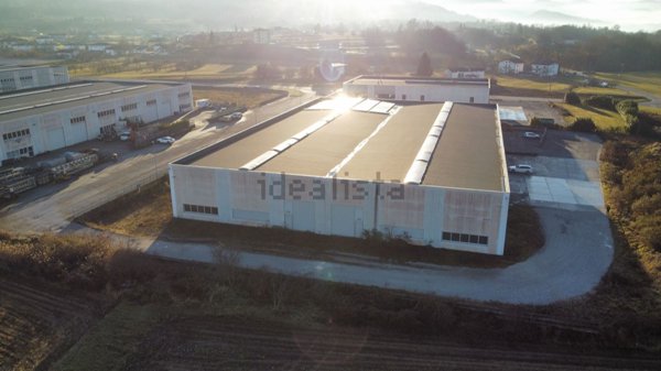 locale di sgombero in vendita a Borgo Valbelluna in zona Villa di Villa