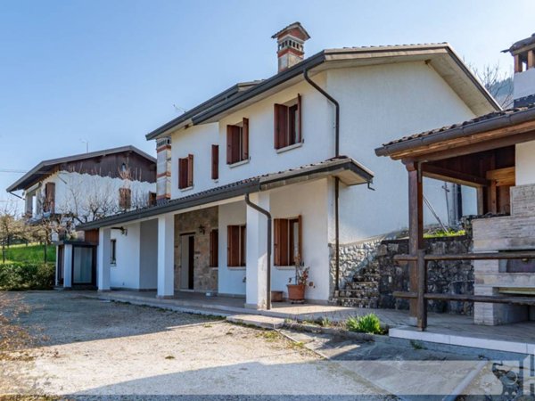 casa indipendente in vendita a Borgo Valbelluna in zona Stabie