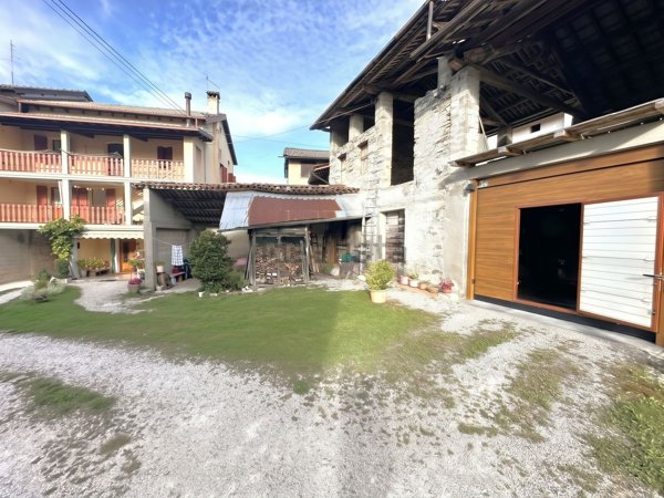 casa indipendente in vendita a Borgo Valbelluna in zona Villa di Villa